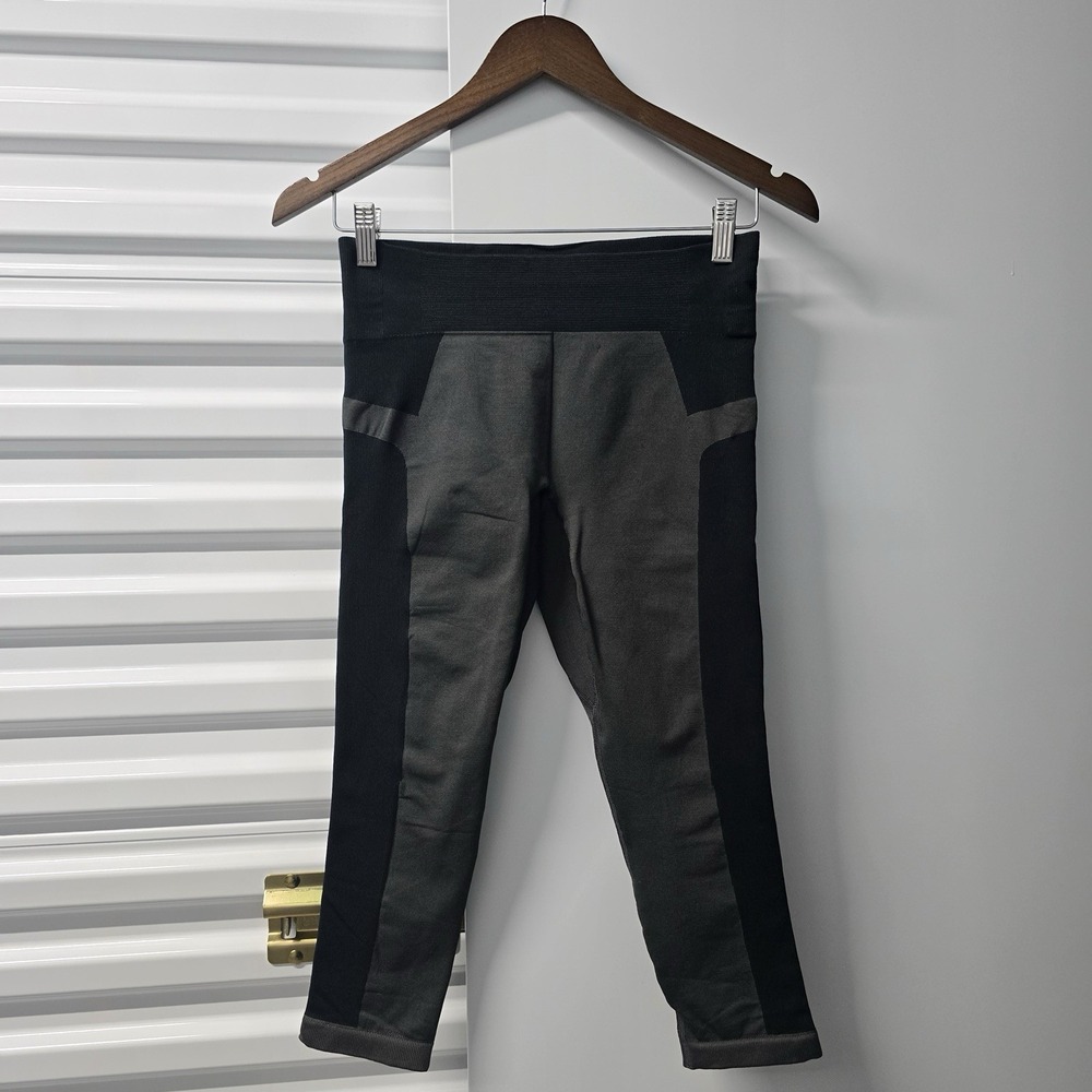 Under Armour HeatGear Womens Small Black Gray Compression Capri Leggings